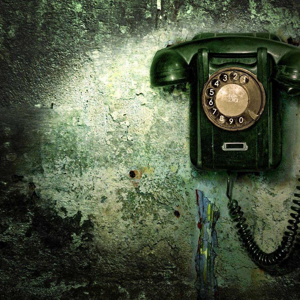 Слушать вне зоны. Старинный телефон. Телефонная трубка. Обои на телефон.